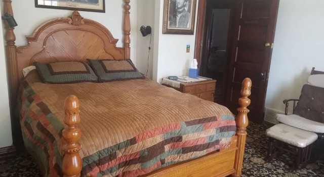 Одноместный номер Classic с балконом Spurs n Lace Bed & Breakfast Inn
