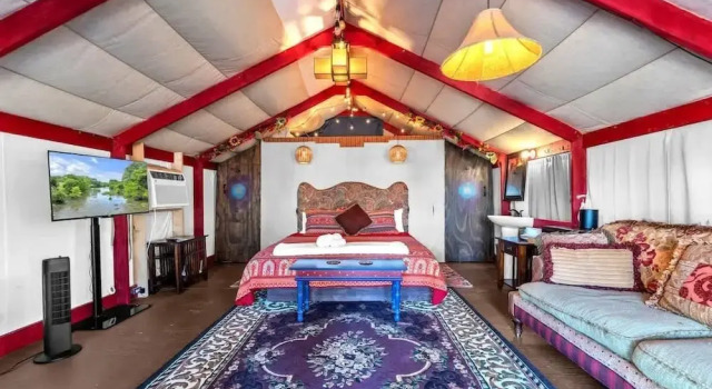 Bohemian Cabin: Hot-tub, Serene Retreat, Pet-friendly, 10-mins to Downtown!