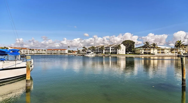 Коттедж Walk to Beach: Pet-friendly Treasure Island Home