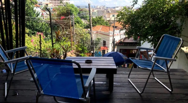 Кровать в общем номере Mambembe Hostel
