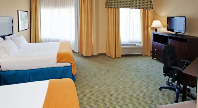 Четырёхместный номер Standard Holiday Inn Express- Waterloo/Cedar Falls by IHG