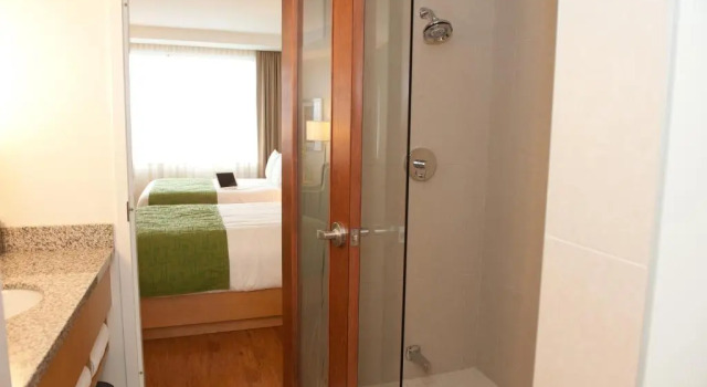Четырёхместный номер Standard The Holman Grand Hotel