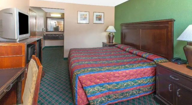 Полулюкс Standard Knights Inn Forest Hill