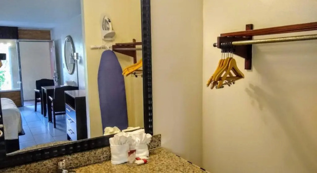 Четырёхместный номер Standard Red Carpet Inn Airport Fort Lauderdale