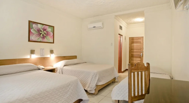 Шестиместный номер Standard с балконом Hotel Boyeros