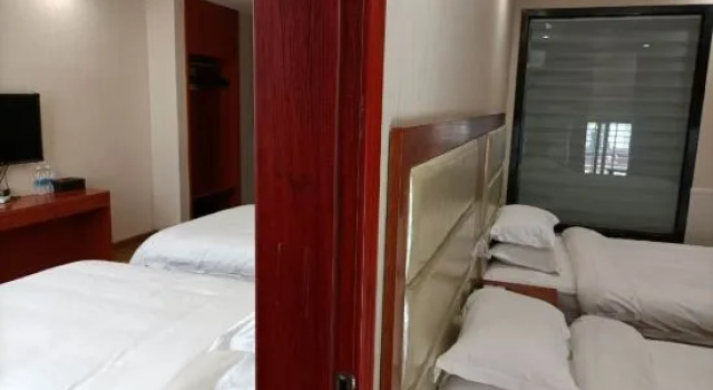 Кровать в общем номере Meijiade Holiday Hotel