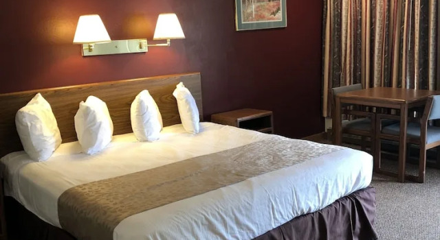Коттедж с 2 комнатами Golden Eagle Inn