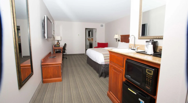 Двухместный люкс студия Country Inn & Suites by Radisson, Grand Forks, ND