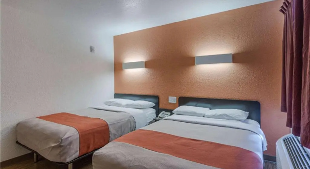 Четырёхместный номер Standard Motel 6-Oshkosh, WI