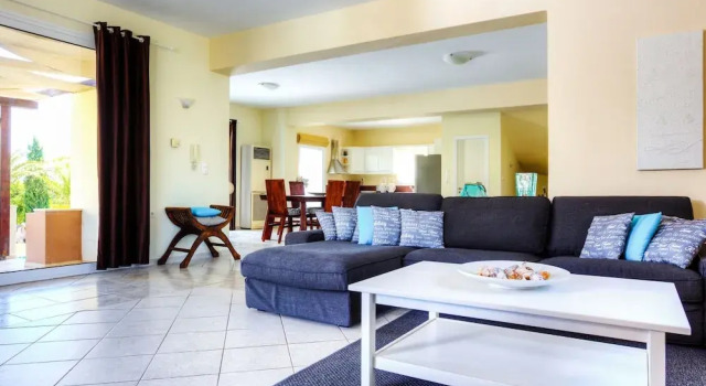 Spacious Villa with Private Pool & Outside Bar near Sea in Sisi