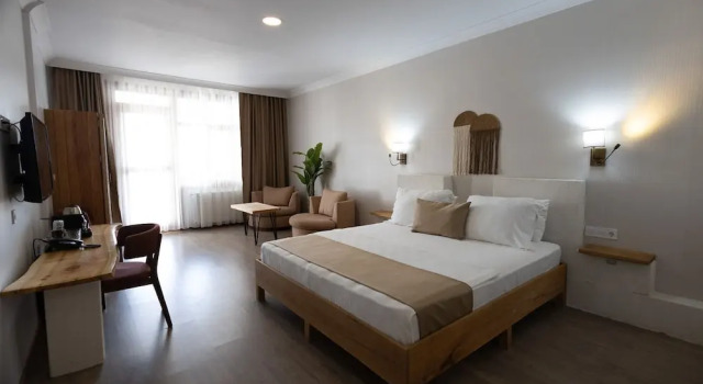 Двухместный номер Deluxe с балконом и с видом на бассейн The Rest Port Village Hotel