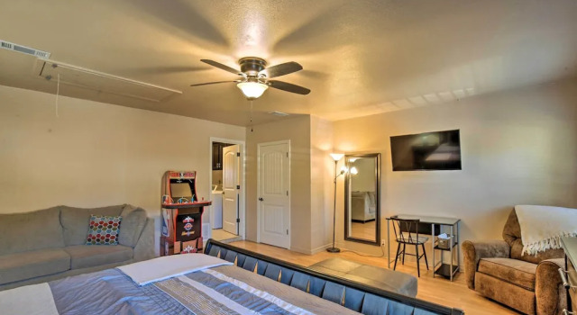 Коттедж San Antonio Oasis w/ Hot Tub, Pool & Outdoor Bar!