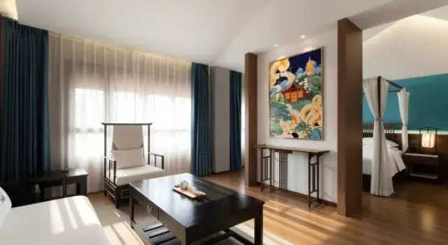Люкс Luxury с балконом Luoyang YunHuaLi Intangible Cultural Heritage Art Homestay