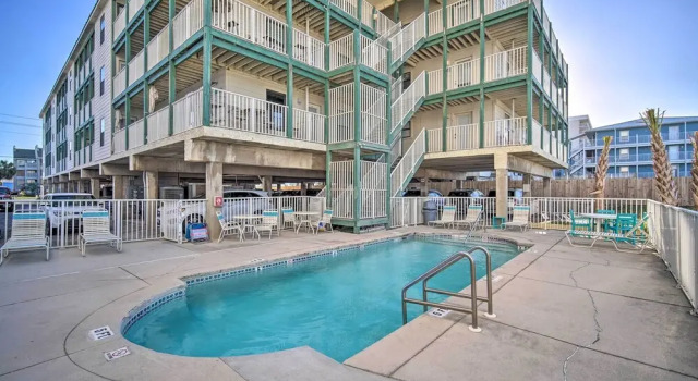 Oceanfront Gulf Shores Condo ~ 2 Mi to The Hangout, Prenota Appartamento Hotel a Alabama con parcheggio, Parcheggio