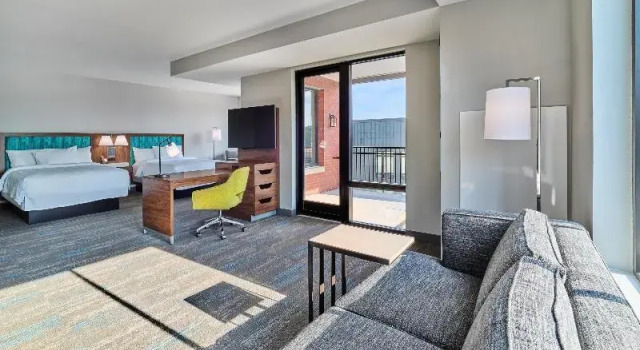 Четырёхместная студия с балконом Hampton Inn by Hilton Omaha UN Medical Center Area