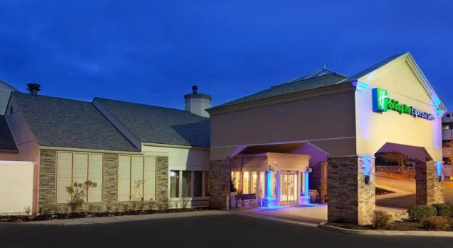 Кровать в общем номере Holiday Inn Express Hotel & Suites Pittsburgh Airport by IHG