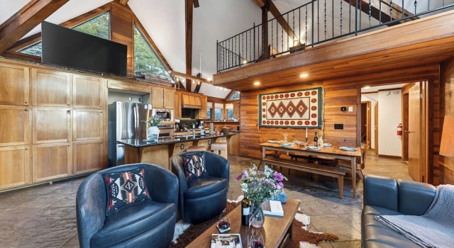 Grand Elk Chalet by Avantstay Private Beach + Pier + Hot Tub Historic A-frame in Carnelian Bay Near Tahoe City + Hiking Trails, Забронировать Шале Отели Карнелиан-Бэй 3 звезды, рядом с Hwy 28 at Old County Rd Bus Stop, 3*