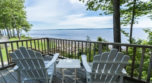 Двухместный коттедж с балконом и с красивым видом из окна Glenmoor By the Sea