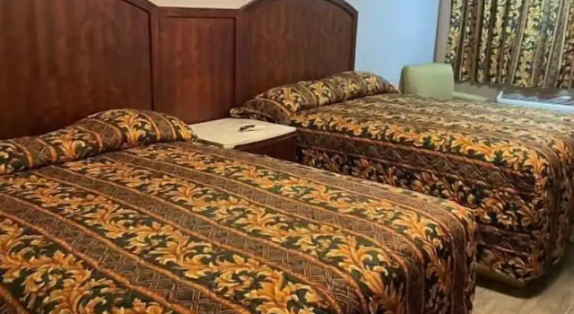 Четырёхместный номер Comfort Regency Inn