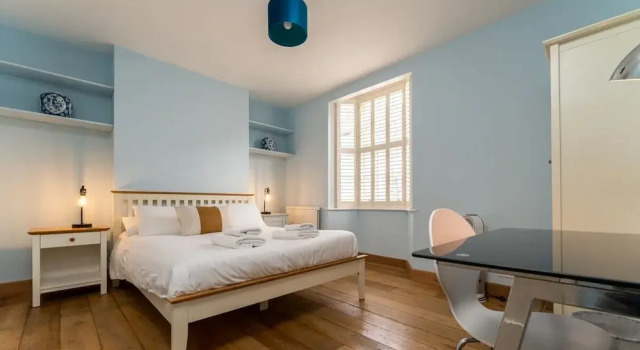 Host Stay Blue Hues on Over Street, Забронировать Дом для отпуска Брайтон-энд-Хов 