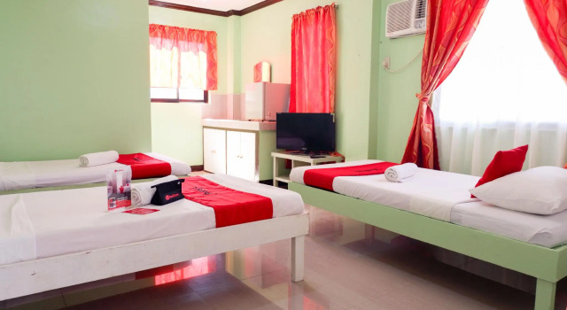 Семейный номер Standard RedDoorz near Maribago Barangay Hall
