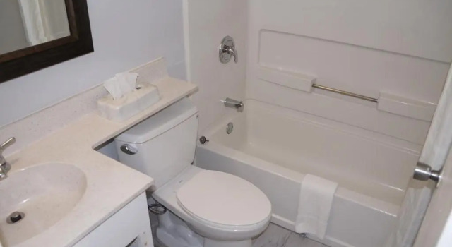 Четырёхместный номер Standard Days Inn & Suites by Wyndham Colonial