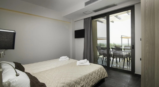 Семейный люкс с балконом и с видом на море Serenity Suites Sea View 3