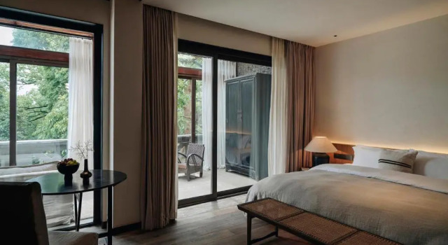 Двухместный номер Standard с видом на бассейн Hangzhou Sisan 1934 Hotel