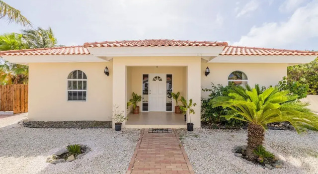 Cozy 3br2ba Great Location w Private Pool Patio, Varaa Hotelli Noord Aruba