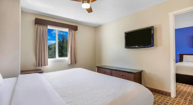 Suite Days Inn by Wyndham Golden