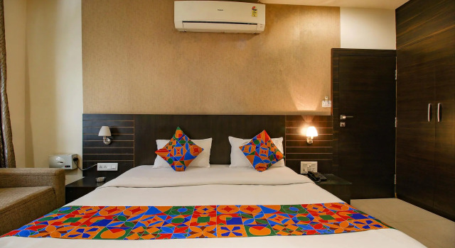 Номер Deluxe Fabhotel Kamla Regency