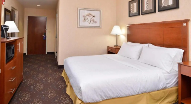 Номер Standard Holiday Inn Express Hotel & Suites West Chester by IHG