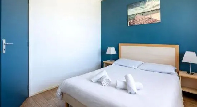 Кровать в общем номере с 3 комнатами Odalys Residence du port