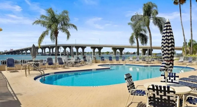 Bahia Vista 17-881 by Distinctive Beach Rentals