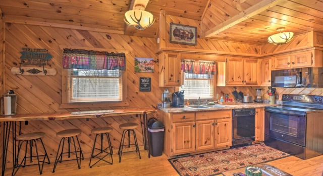 Коттедж Helen Cabin w/ Deck & Hot Tub < 1/2 Mi to Main St