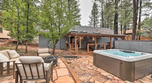 Коттедж Hot Tub & Patio: Pet-friendly Cabin in Munds Park!