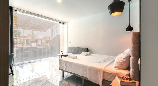 Полулюкс с видом на бассейн Bamboo Suites Hotel