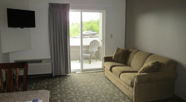 Двухместный люкс Crystal Springs Inn and Suites