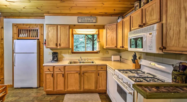 Коттедж с 3 комнатами Robbinsville Cabin w/ Deck: 3 Mi to Fontana Lake!