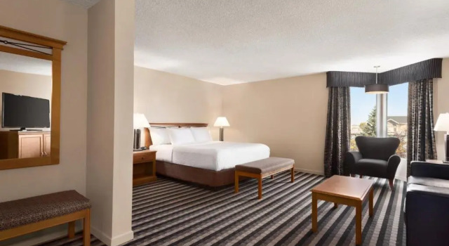 Двухместный клубный номер Deluxe Royal Hotel West Edmonton, Trademark Collection by Wyndham