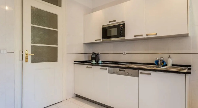 JOIVY Lovely 3BR Apt w/ workspace, nearby Botanical Garden of Lisbon, Rezerwuj Hotel Lisbon Region Estremadura
