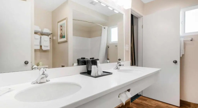 Люкс Ramada Bayside Inn & Suites Eureka