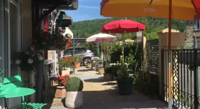 Maison D’hôtes, Rezerwuj Hostel Hotele w Correze z parkingiem, Parking