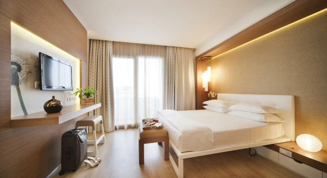 Четырёхместный номер Comfort с балконом Oxygen Lifestyle Hotel