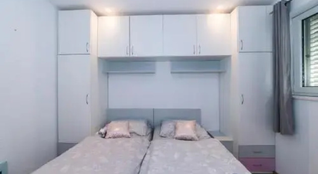 Family friendly apartment, great for children, huge yard and lots of toys, Rezerwuj Apartament Hotele w Split-Dalmatia County z parkingiem, Parking