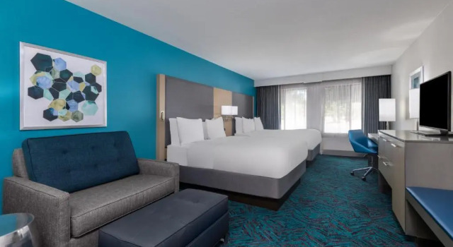 Четырёхместный номер Premium Radisson Hotel Colorado Springs Airport