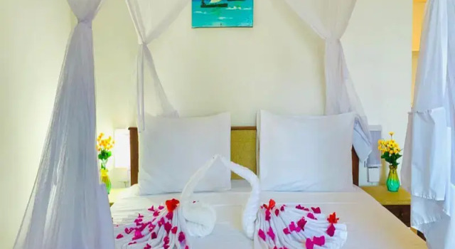 Полулюкс Protels La Plage Resort
