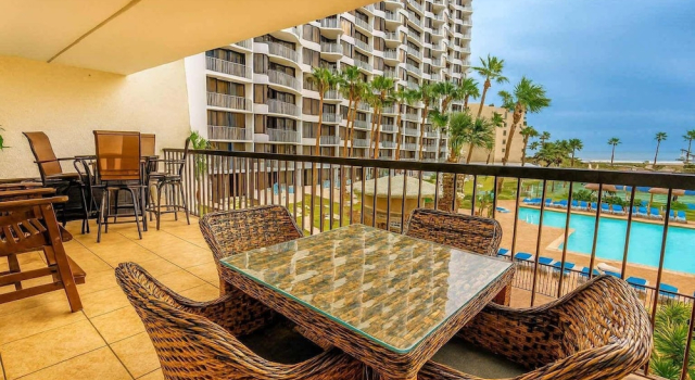 Апартаменты с 3 комнатами Sleeps 10 Direct Beach Heated Pool 3 Bedroom Apts