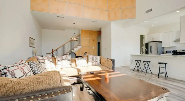 Spacious Lake Highland Townhome W/ Pool!