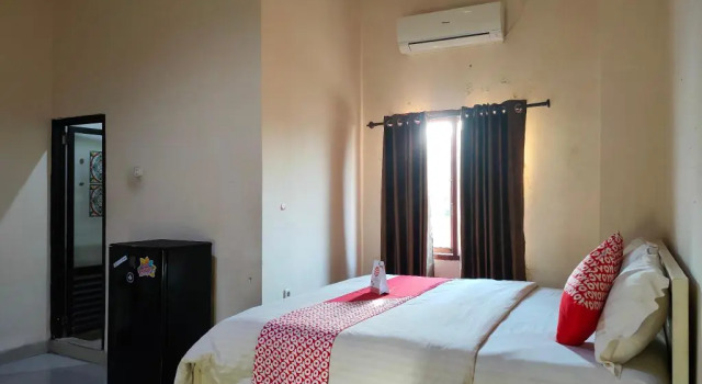 OYO 90019 Nana Guest House, Book Guesthouse Hotels in Sulawesi with Parking, Parking